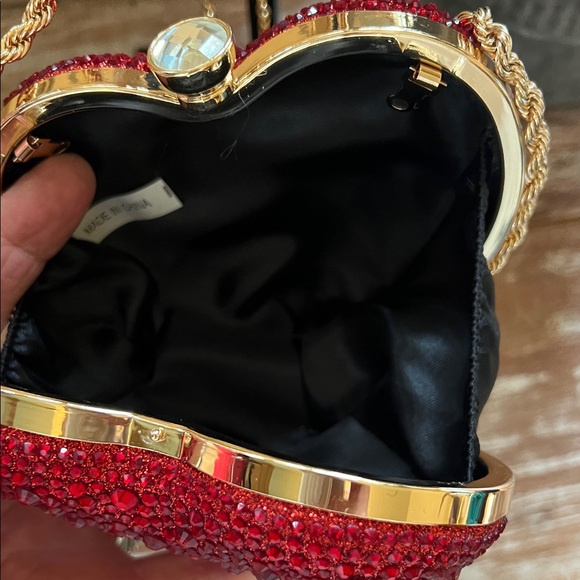 Red Heart-Shaped Glitter Clutch - Picture 4 of 8